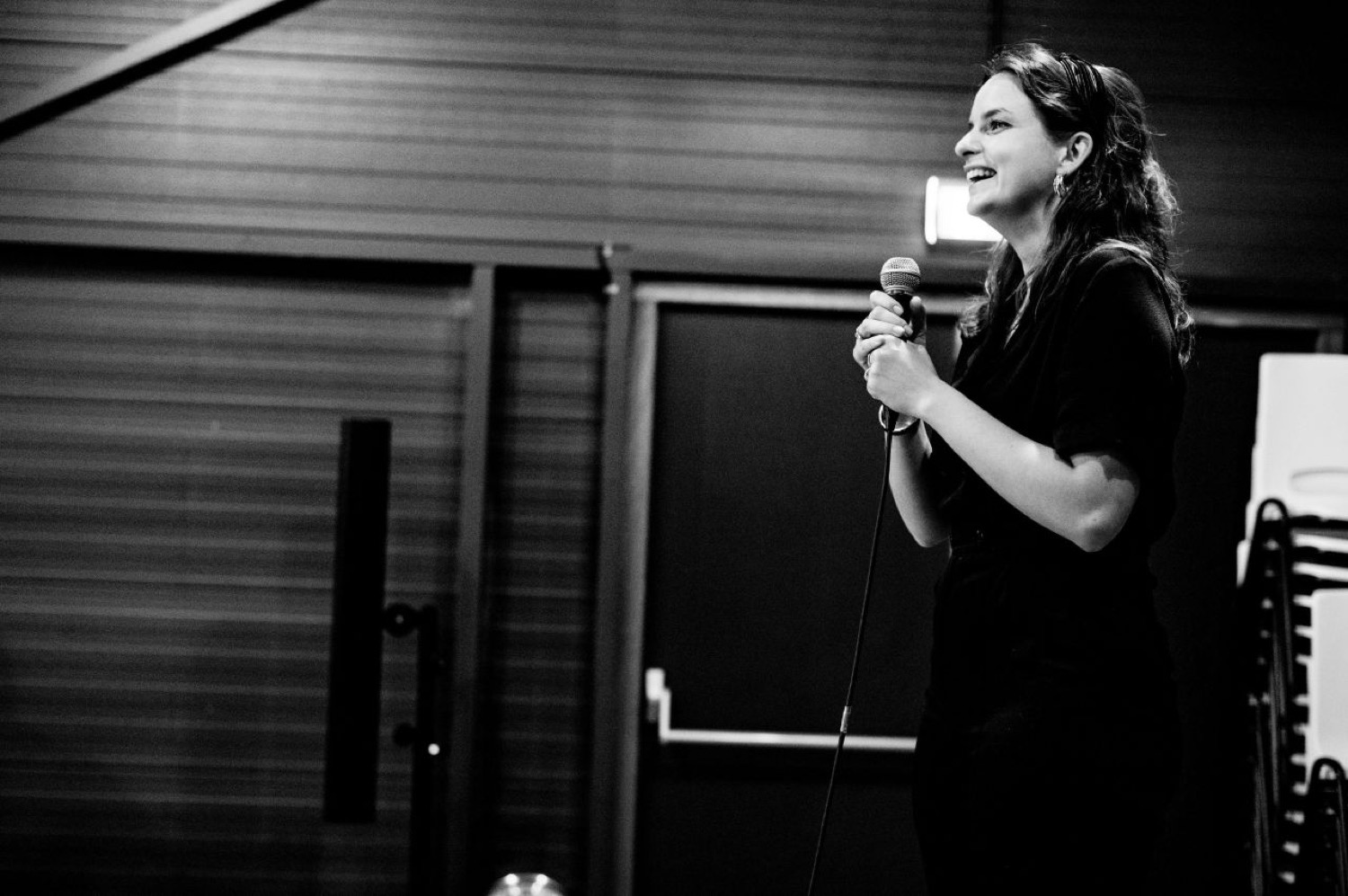 Carolina speaking on stage with a microphone