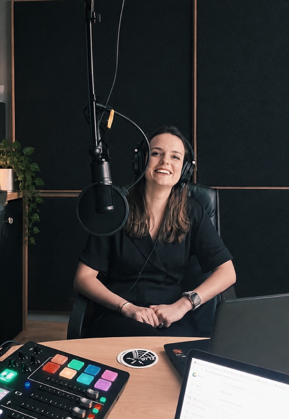 Carolina Posma speaking at a podcast microphone