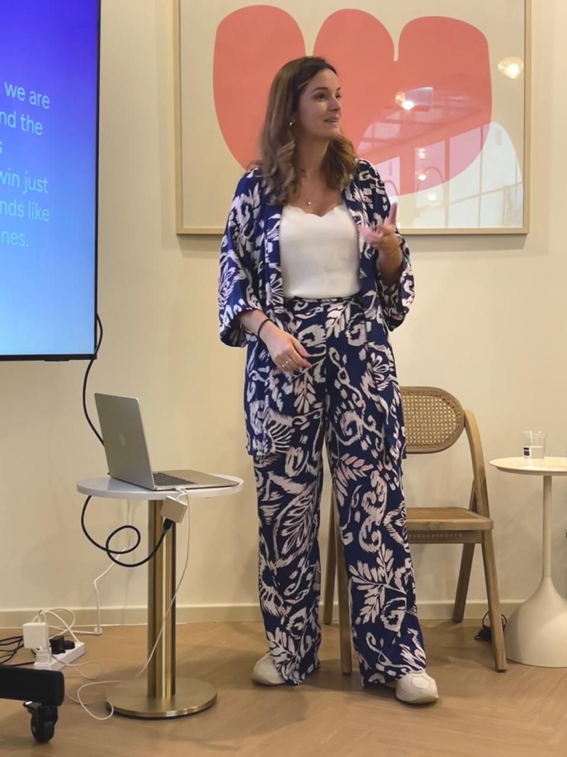 Carolina explaining a topic beside a presentation screen